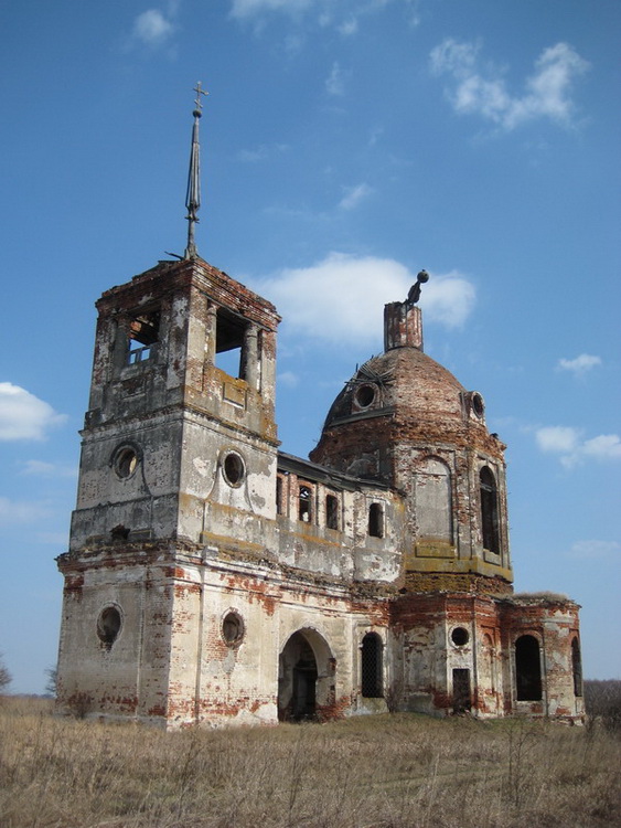 Луканово. Церковь Спаса Нерукотворного Образа. фасады, Основной объём двухэтажный: снизу теплый зимний храм, сверху, в восьмигранном барабане - летний холодный, в который можно было попасть через галерею, соединяющую основной объём с колокольней