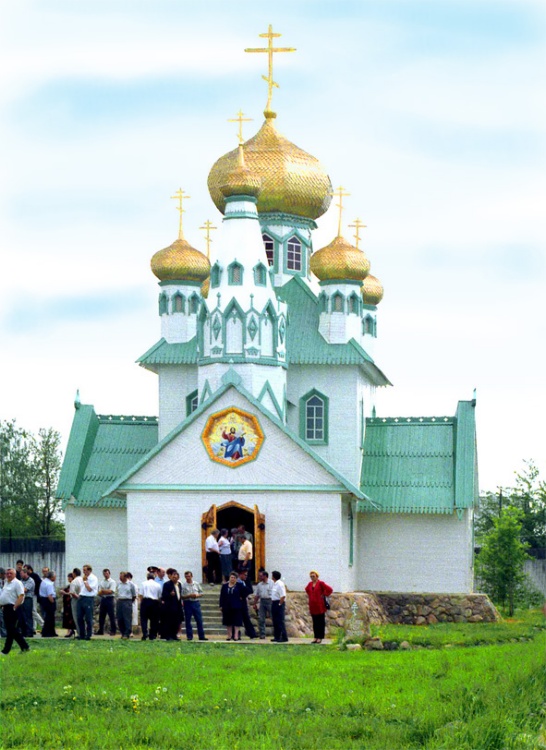 Церковь Георгия Победоносца при ФКУ ИК-9, Монино (Нелидовский городской округ, Тверская область). общий вид в ландшафте, Фотография из личного архива Паламодова Н.А. 1999г.