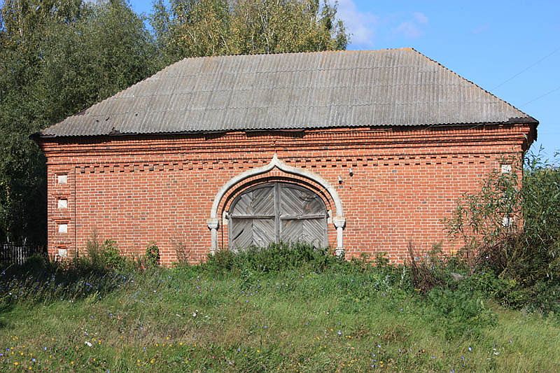Церковь Николая Чудотворца, Котелино (Кадомский район, Рязанская область). дополнительная информация, Старое здание у храма с северной стороны.