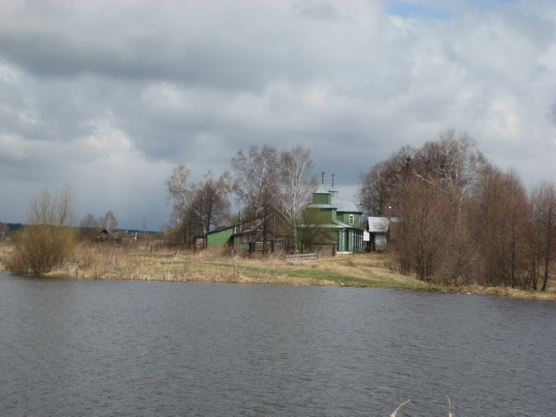 Чернуха. Церковь Успения Пресвятой Богородицы. общий вид в ландшафте, Вид с берега пруда