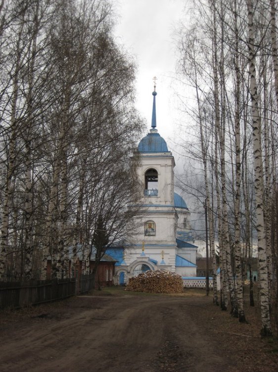 Селема. Церковь Троицы Живоначальной. общий вид в ландшафте, Вид со стороны аллеи