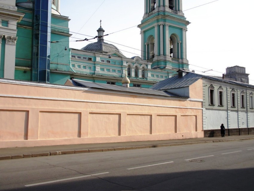Церковь Василия Блаженного в Елохове, Басманный (Центральный административный округ (ЦАО), г. Москва). фасады, На переднем плане - крестильный храм Василия Блаженного, на дальнем - Елоховский собор