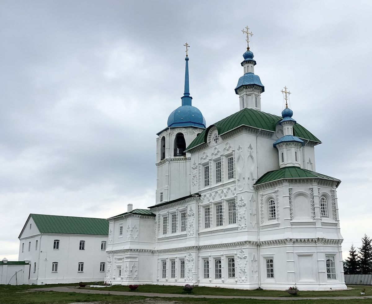 Вид с юго-востока, слева — братский корпус, фасады. Посольский Спасо-Преображенский монастырь. Собор Преображения Господня, Посольское (Кабанский район, Республика Бурятия)