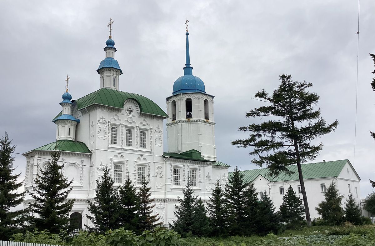 Вид с северо-востока, справа — братский корпус, фасады. Посольский Спасо-Преображенский монастырь. Собор Преображения Господня, Посольское (Кабанский район, Республика Бурятия)