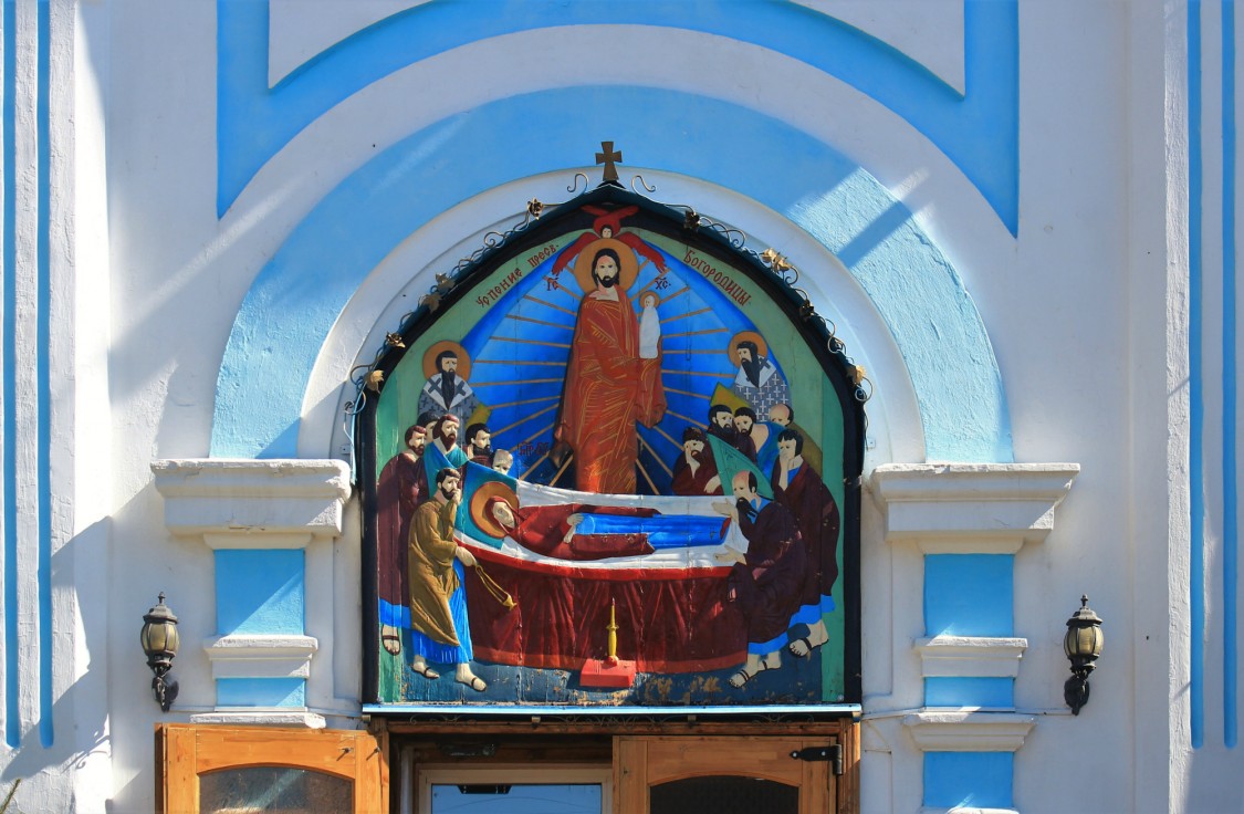 Церковь Успения Пресвятой Богородицы (новая), Кяхта (Кяхтинский район, Республика Бурятия). архитектурные детали, Панно над главным входом