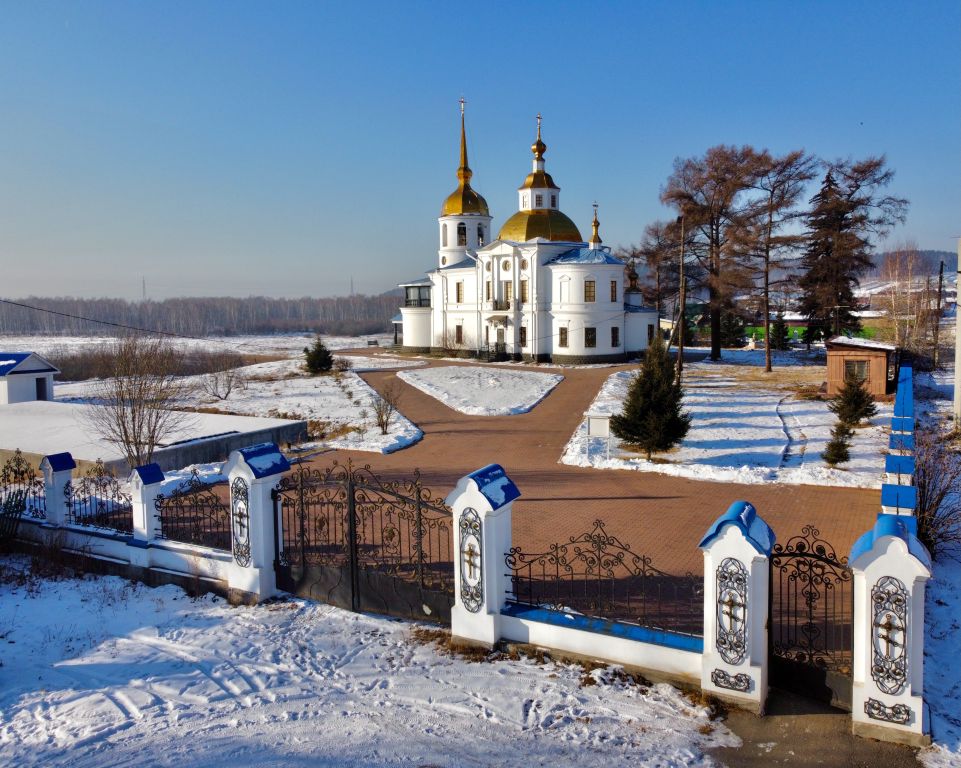 Усть-Куда. Церковь Казанской иконы Божией Матери. общий вид в ландшафте, Вид с главных ворот