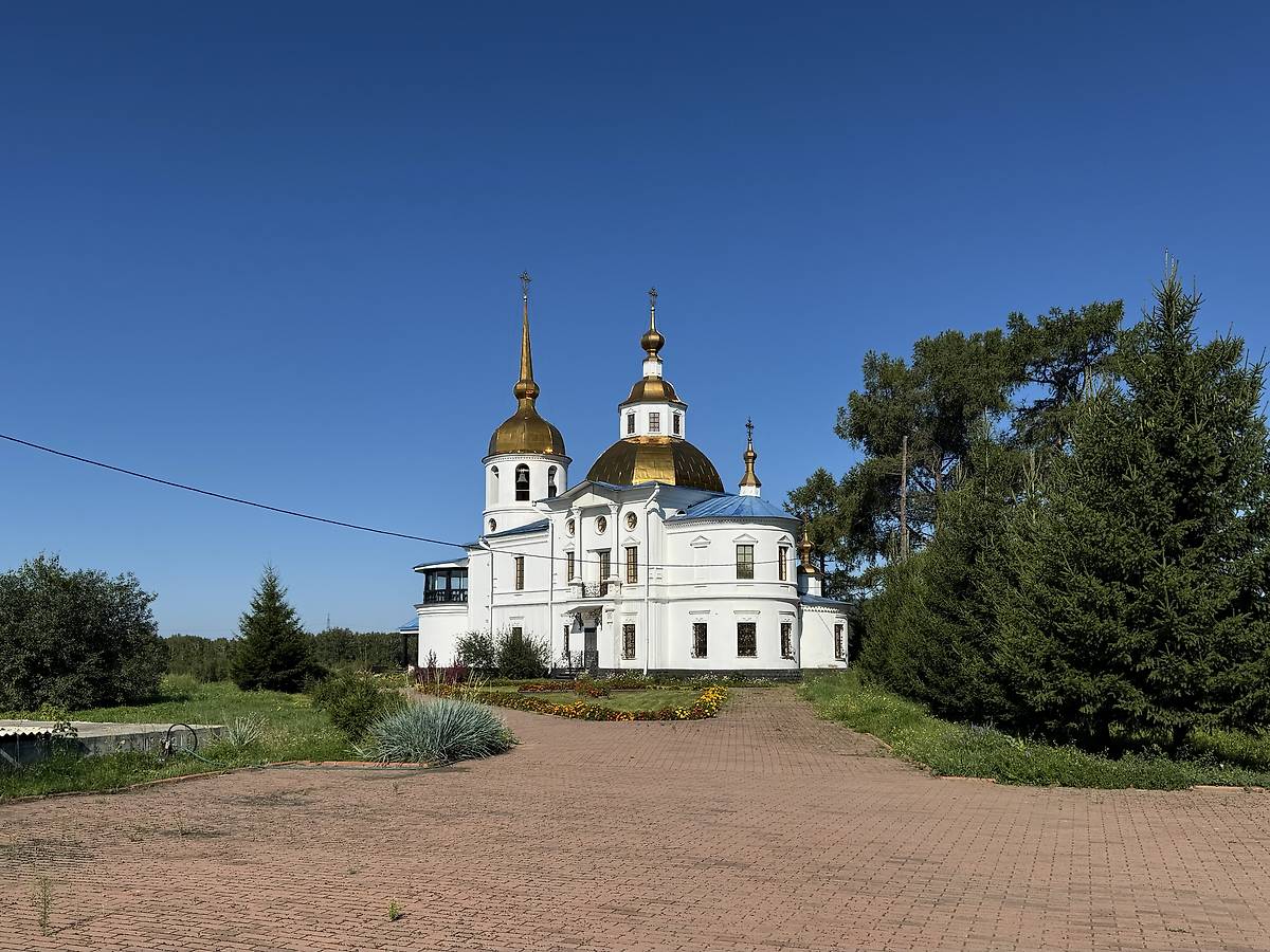 Вид от ворот, общий вид в ландшафте. Церковь Казанской иконы Божией Матери, Усть-Куда (Иркутский район, Иркутская область)