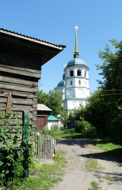 Иркутск. Церковь Троицы Живоначальной. общий вид в ландшафте