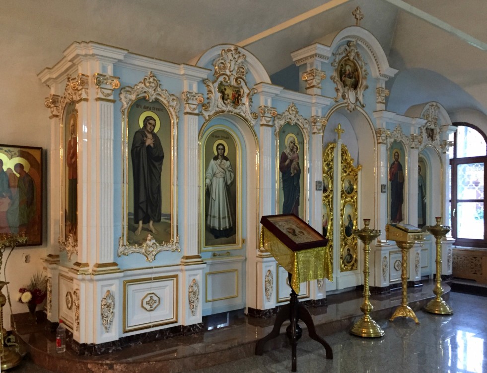 Церковь Троицы Живоначальной, Иркутск (Иркутск, город, Иркутская область). интерьер и убранство, Керамический иконостас в правом приделе в трапезной