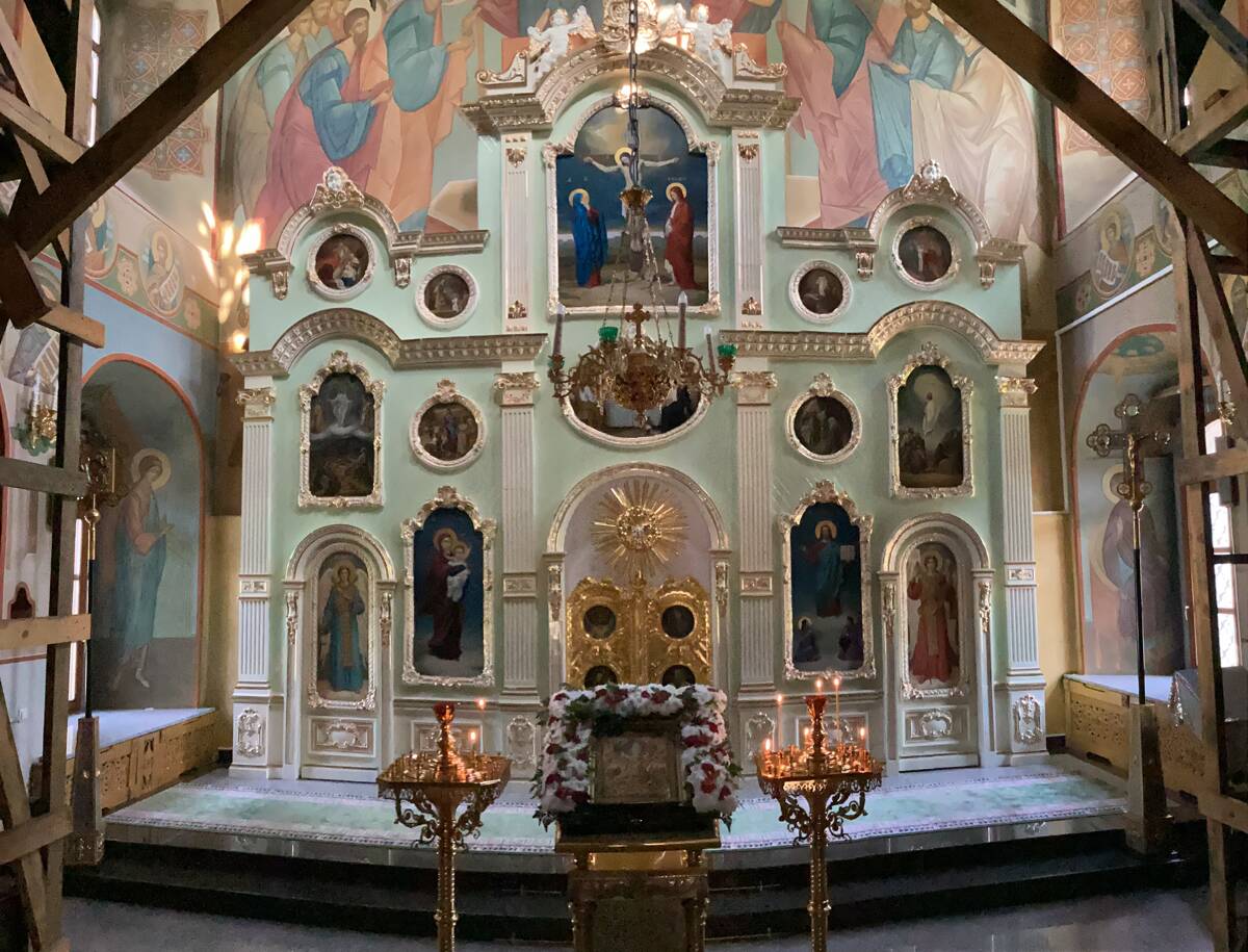 Церковь Троицы Живоначальной, Иркутск (Иркутск, город, Иркутская область). интерьер и убранство, Обновленный иконостас (в сравнении с фото 10-летней давности)