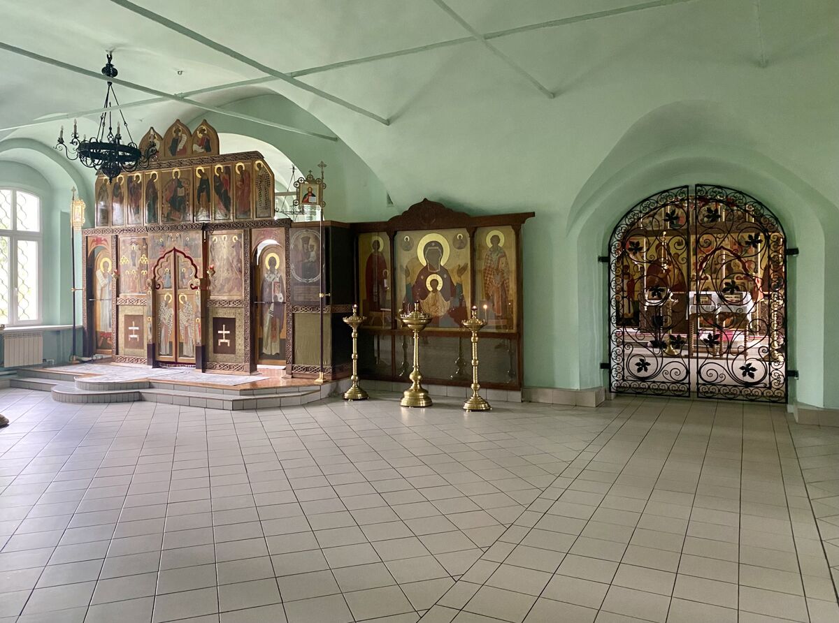 Церковь Троицы Живоначальной, Улан-Удэ (Улан-Удэ, город, Республика Бурятия). интерьер и убранство, Северный Покровский придел (слева) и основной Троицкий храм