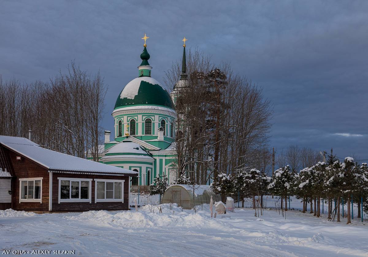 общий вид в ландшафте. Церковь Троицы Живоначальной, Сопины (Боровичский район, Новгородская область)
