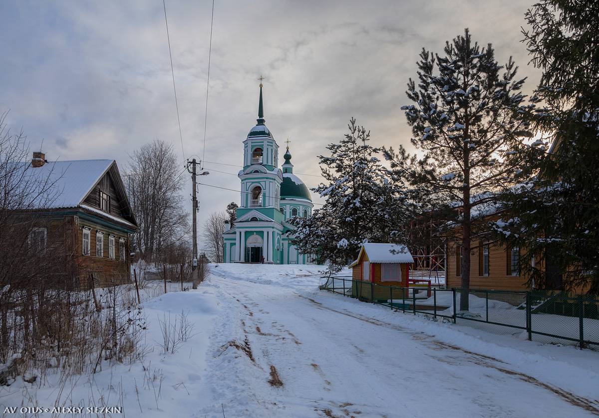общий вид в ландшафте. Церковь Троицы Живоначальной, Сопины (Боровичский район, Новгородская область)