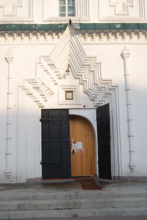Иркутск. Церковь Троицы Живоначальной. архитектурные детали, Вход в церковь