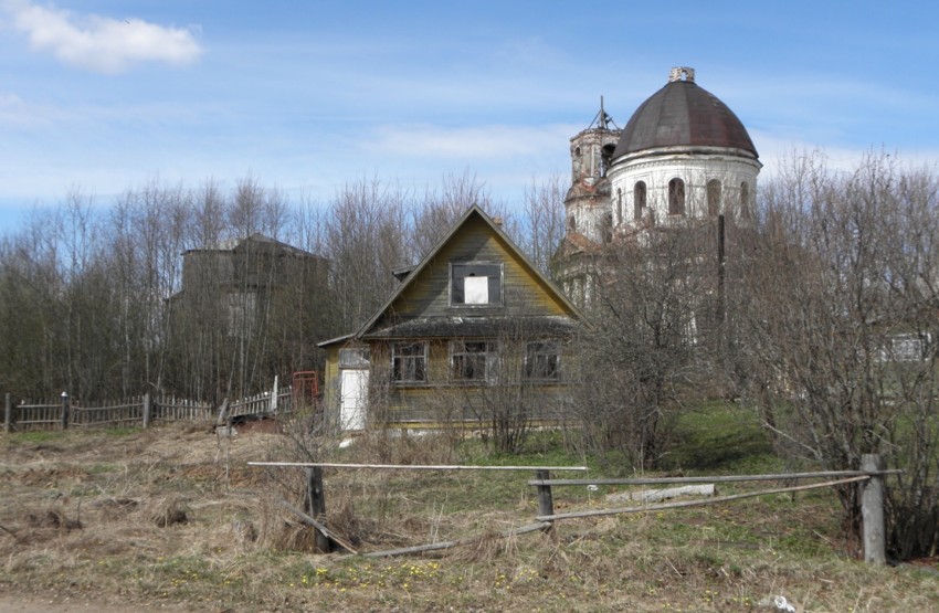 Сопины. Церковь Троицы Живоначальной. общий вид в ландшафте