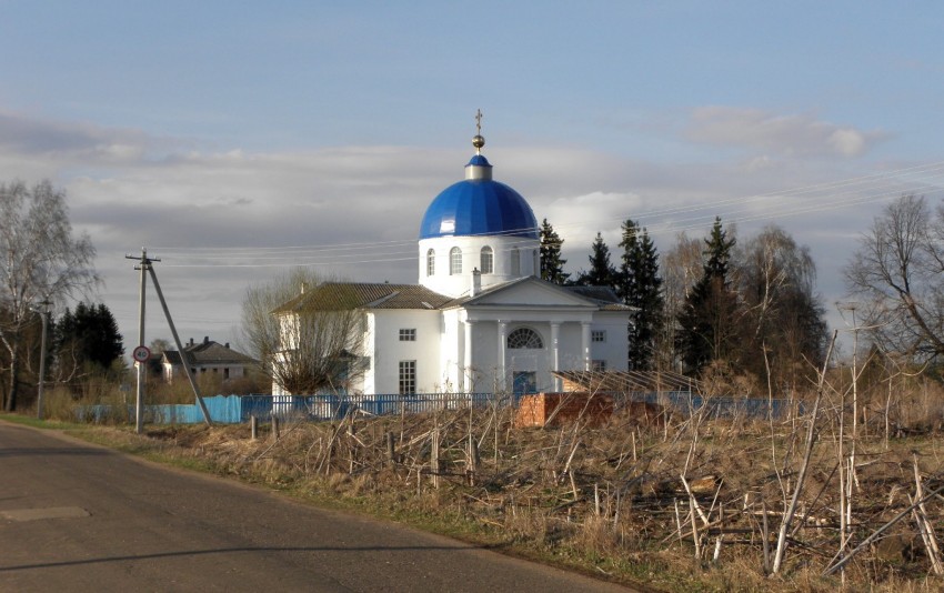 Ровное. Церковь Екатерины. общий вид в ландшафте