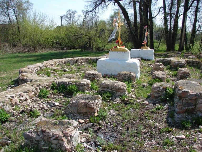 Церковь Параскевы Пятницы, Шумиловка (Климовский район, Брянская область). архитектурные детали, Алтарная часть фундамента