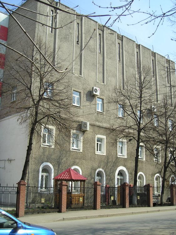 Домовая церковь Петра и Павла при бывшем тюремном замке, Уфа (Уфа, город, Республика Башкортостан). фасады, Построена до революции на территории тюрьмы по ул. Гоголя.
В советское время купол снесен, надстроены этажи.