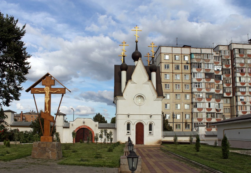 Белгород. Марфо-Мариинский монастырь. Часовня Царственных страстотерпцев. общий вид в ландшафте