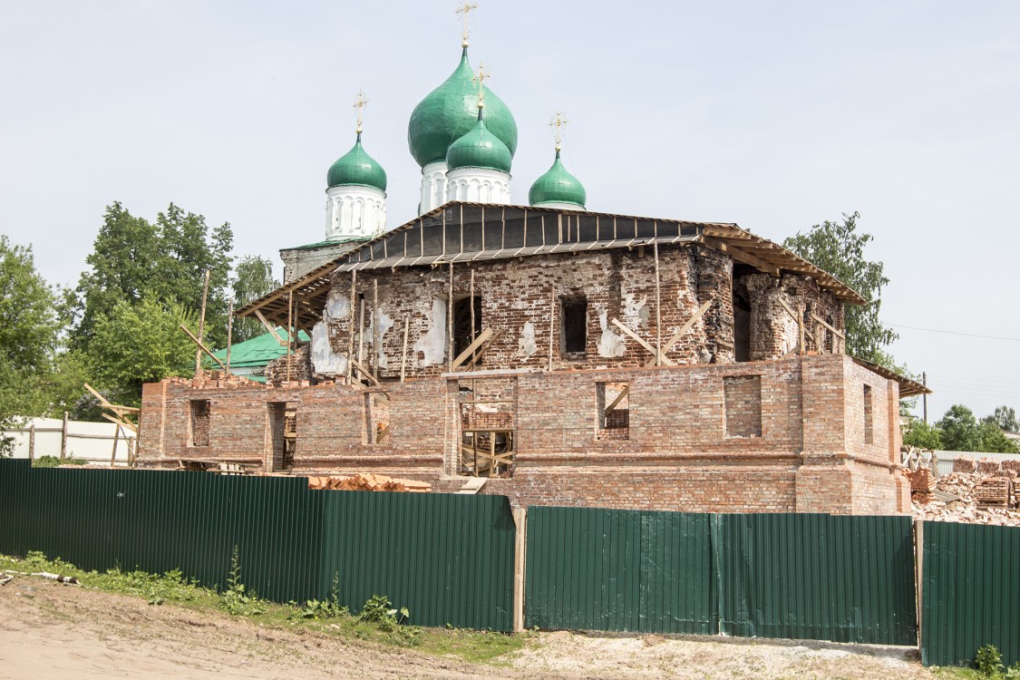 Арзамас. Спасо-Преображенский монастырь. Церковь Рождества Пресвятой Богородицы. фасады, На заднем плане купола Собора Спаса Преображения