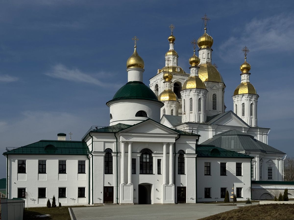 Вид с юго-востока, позади Благовещенская церковь, фасады. Спасо-Преображенский монастырь. Надвратная церковь Георгия Победоносца, Арзамас (Арзамасский район и г. Арзамас, Нижегородская область)