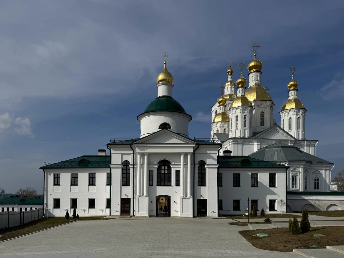 Вид с востока, позади Благовещенская церковь, фасады. Спасо-Преображенский монастырь. Надвратная церковь Георгия Победоносца, Арзамас (Арзамасский район и г. Арзамас, Нижегородская область)