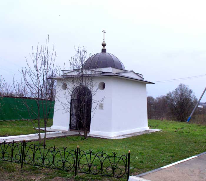 Ярополец. Часовня над могилой гетмана П.Д. Дорошенко (воссозданная). общий вид в ландшафте