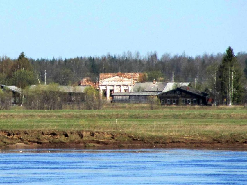 Оквад. Церковь Введения во храм Пресвятой Богородицы. общий вид в ландшафте, вид с Вычегды