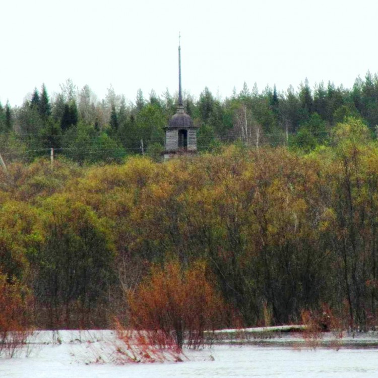 Часовня Николая Чудотворца, Тыдор (Усть-Вымский район, Республика Коми). общий вид в ландшафте, вид с Вычегды