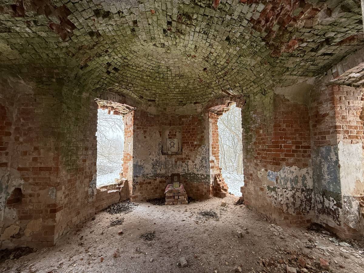 Церковь Казанской иконы Божией Матери, Турино (Заокский район, Тульская область). интерьер и убранство, Алтарь