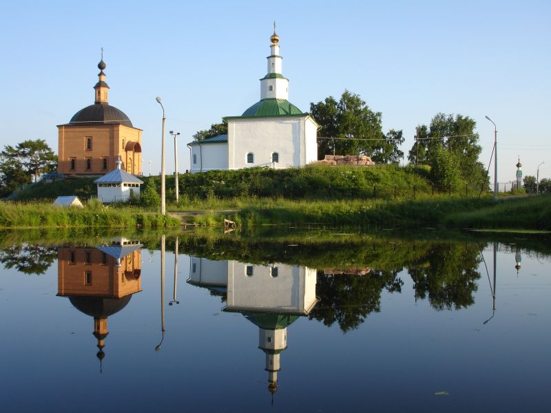 Усть-Вымь. Михаило-Архангельский мужской монастырь. фасады, Слева - часовня Всех Святых над могилами Усть-Вымских чудотворцев