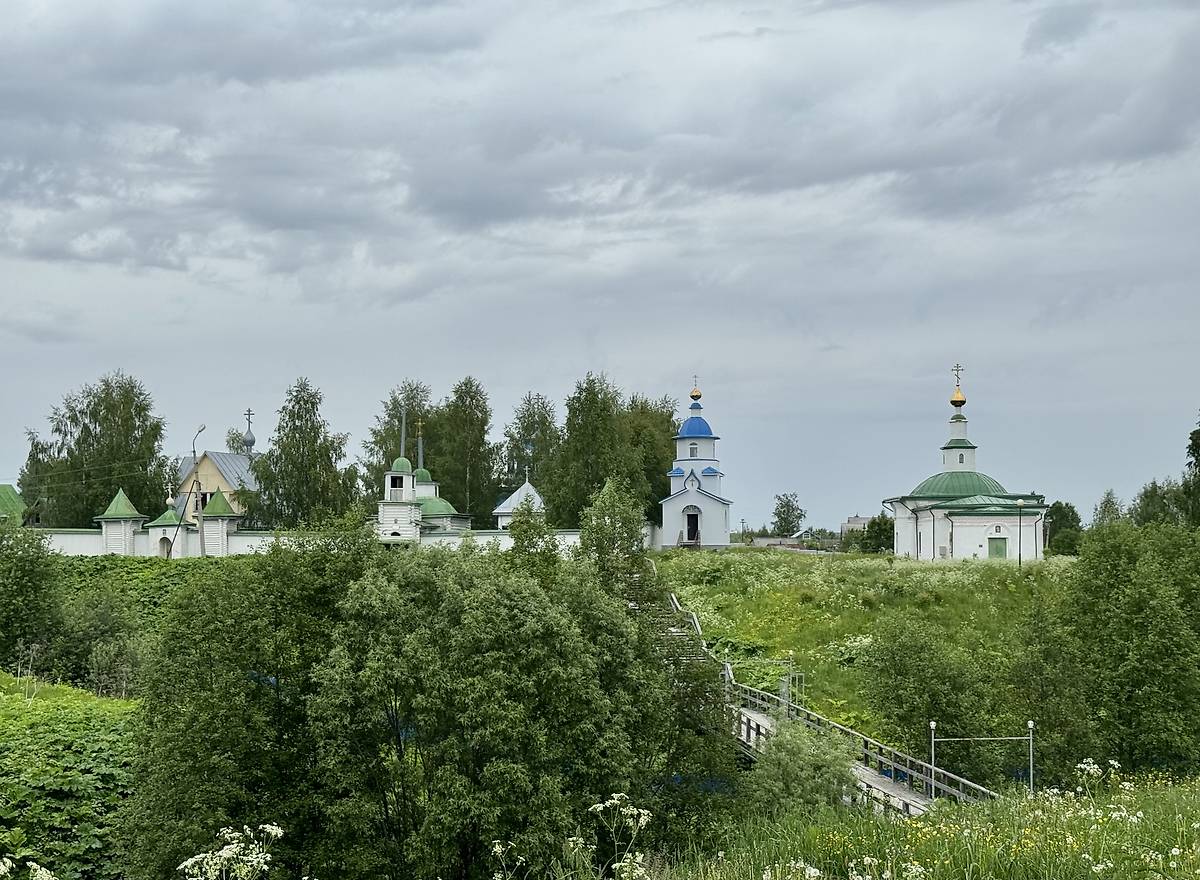 Вид на закрытую часть от Трёхсвятительской часовни, фасады. Михаило-Архангельский мужской монастырь, Усть-Вымь (Усть-Вымский район, Республика Коми)
