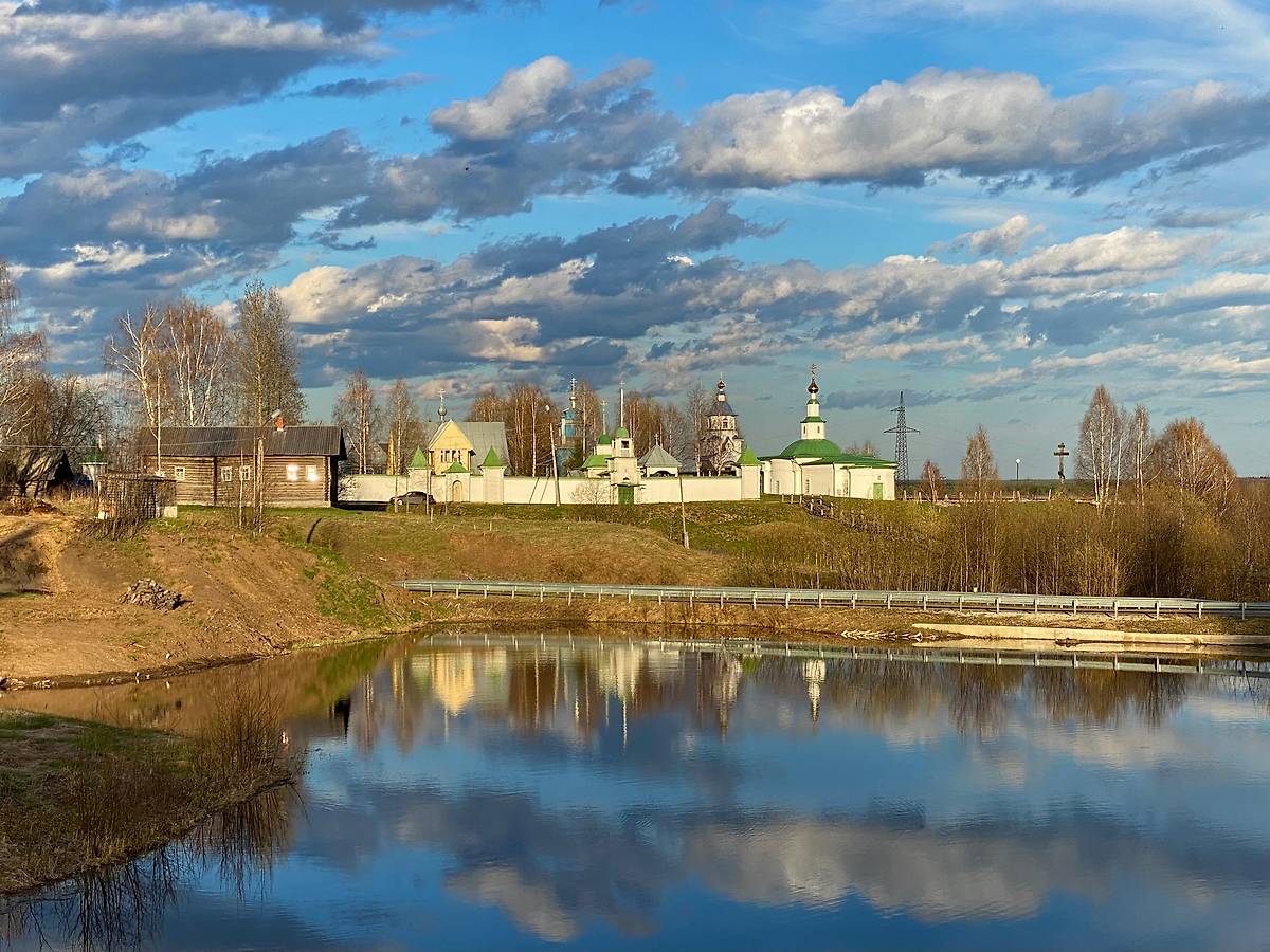 Основная территория, общий вид в ландшафте. Михаило-Архангельский мужской монастырь, Усть-Вымь (Усть-Вымский район, Республика Коми)
