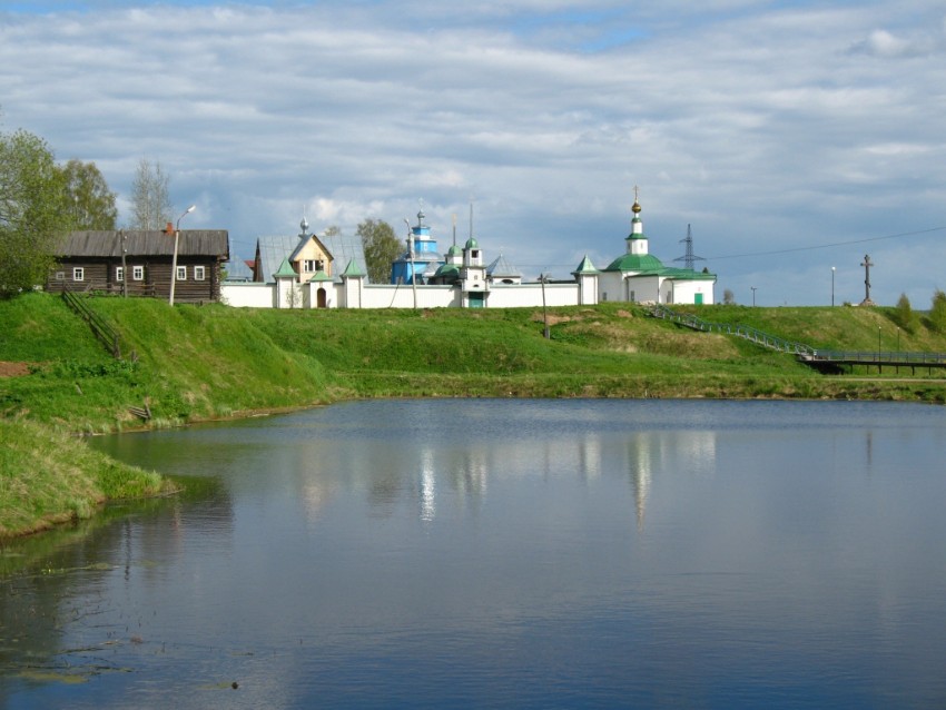 Усть-Вымь. Михаило-Архангельский мужской монастырь. общий вид в ландшафте