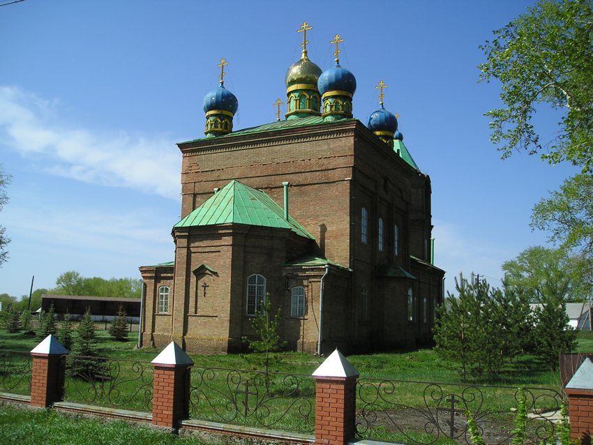 Церковь Троицы Живоначальной, Иваненково (Троицкий) (Благоварский район, Республика Башкортостан). общий вид в ландшафте