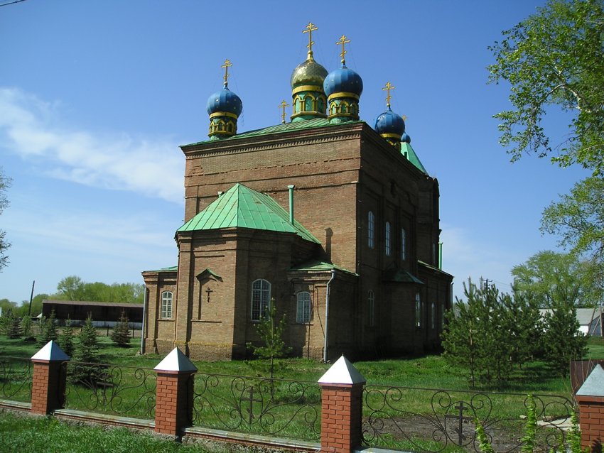 Иваненково (Троицкий). Церковь Троицы Живоначальной. общий вид в ландшафте