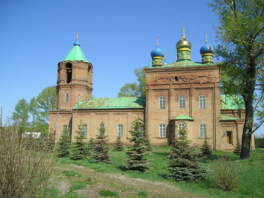 Иваненково (Троицкий). Церковь Троицы Живоначальной. общий вид в ландшафте