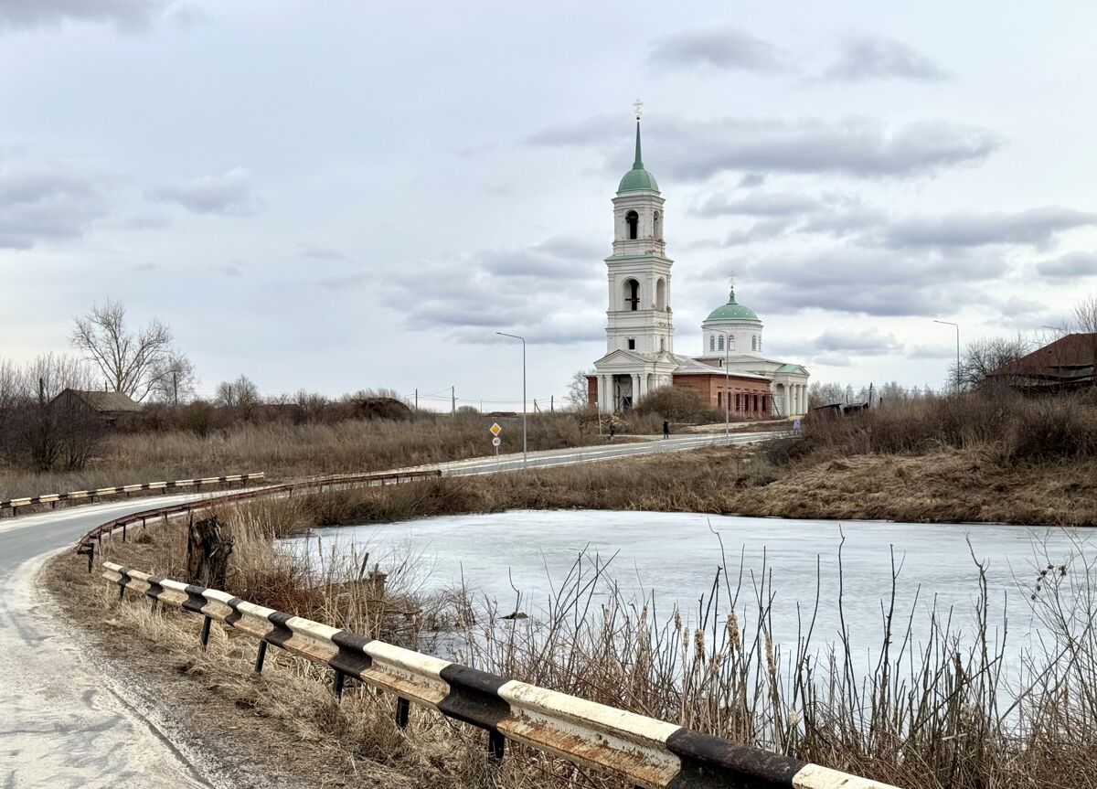 Церковь Троицы Живоначальной, Ичалово (Дивеевский район, Нижегородская область). общий вид в ландшафте, Вид через пруд