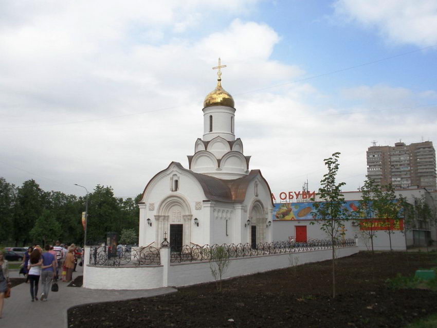 Церковь Владимира, митрополита Киевского в Свиблове (новая), Свиблово (Северо-Восточный административный округ (СВАО), г. Москва). общий вид в ландшафте