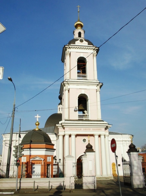 Часовня Новомучеников Сергия, Павла и Александра в Покровском, Басманный (Центральный административный округ (ЦАО), г. Москва). дополнительная информация, На  переднем  плане  -  часовня  Новомучеников,  на  дальнем  плане  -  Никольский  храм.