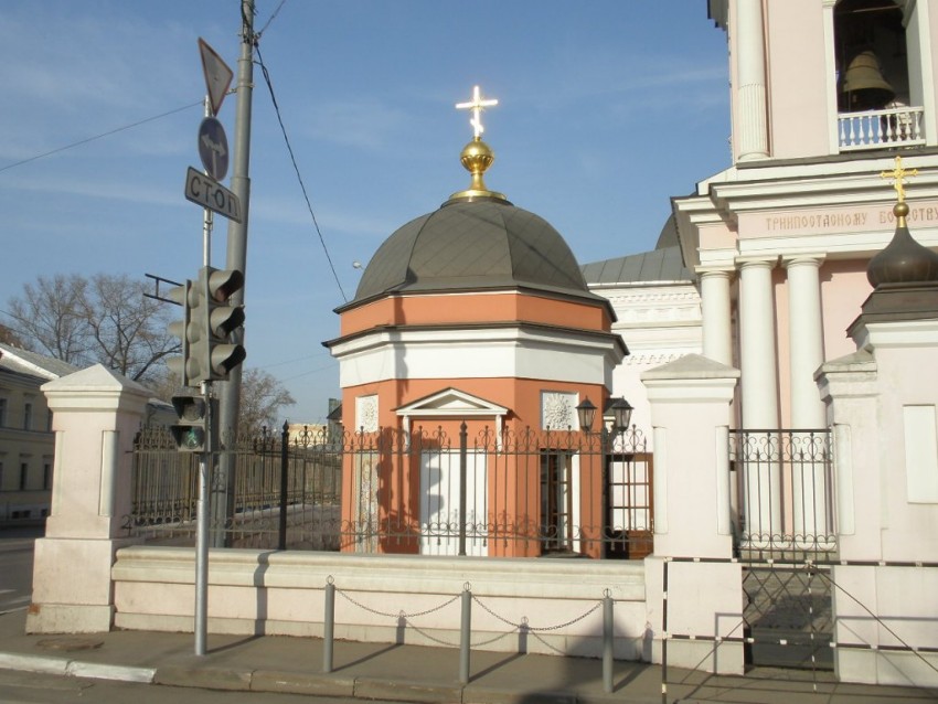 Часовня Новомучеников Сергия, Павла и Александра в Покровском, Басманный (Центральный административный округ (ЦАО), г. Москва). общий вид в ландшафте, Вид  с  запада