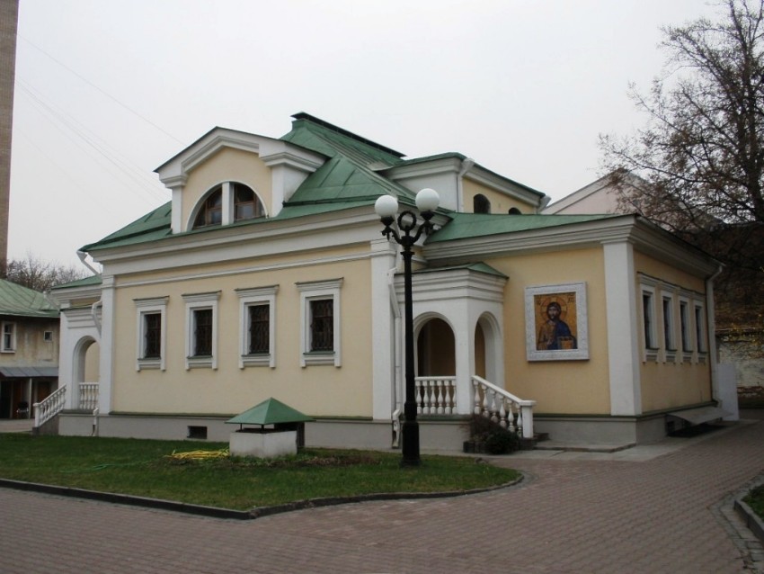 Крестильный храм Владимира равноапостольного в Кузнецкой Слободе, Замоскворечье (Центральный административный округ (ЦАО), г. Москва). общий вид в ландшафте, Вид  с  севера