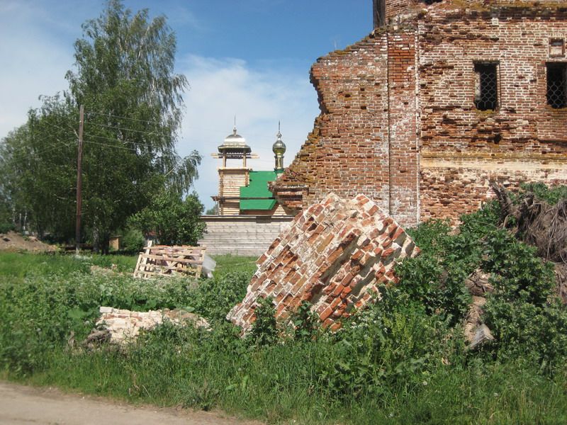 Церковь Успения Пресвятой Богородицы, Успенское (Первомайск, ГО, Нижегородская область). архитектурные детали, Разрушенная западная часть храма и вид на новую церковь Иоанна Богослова