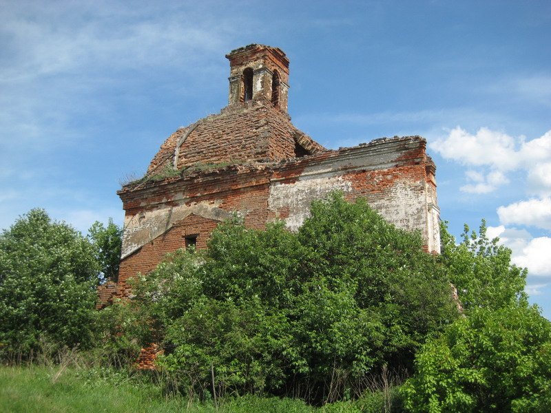 Малый Макателём. Церковь Троицы Живоначальной. общий вид в ландшафте, Вид с запада