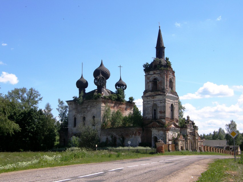 Веретея. Церковь Покрова Пресвятой Богородицы. общий вид в ландшафте