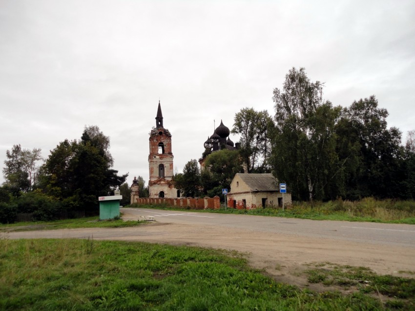 Веретея. Церковь Покрова Пресвятой Богородицы. общий вид в ландшафте