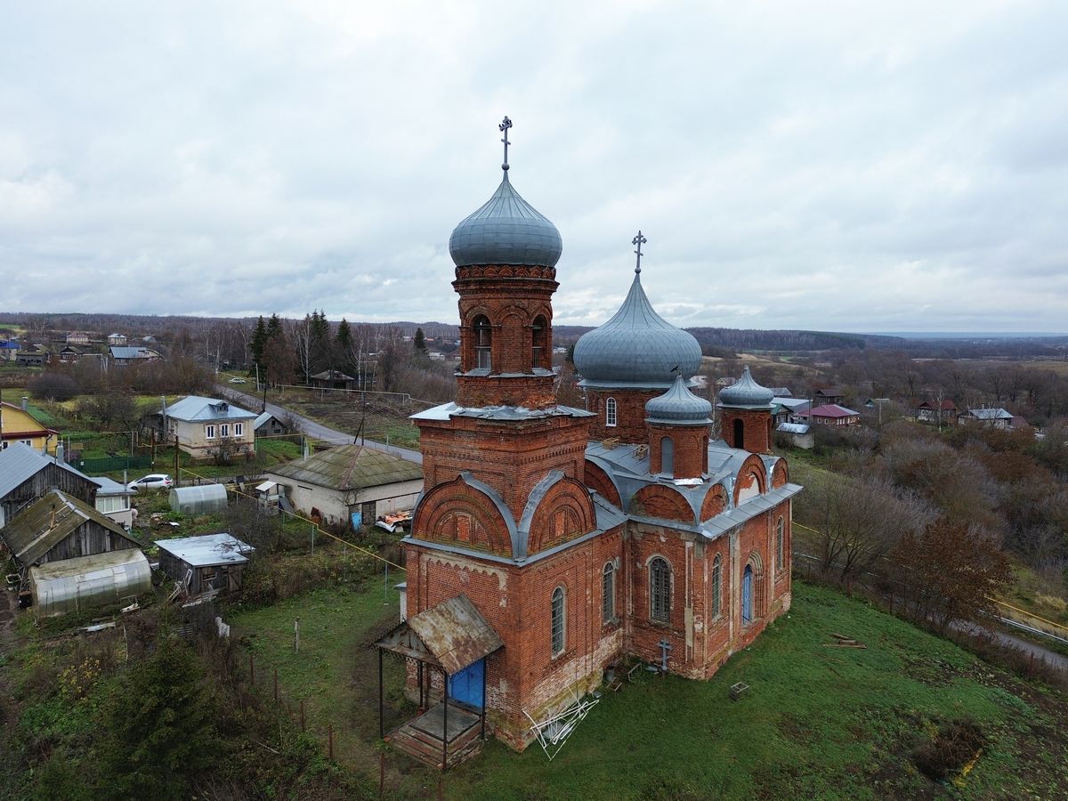 общий вид в ландшафте. Церковь Петра и Павла, Криуши (Воротынский район, Нижегородская область)