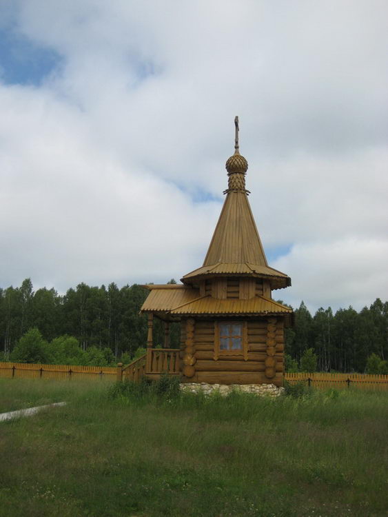 Канерга. Часовня Троицы Живоначальной. общий вид в ландшафте