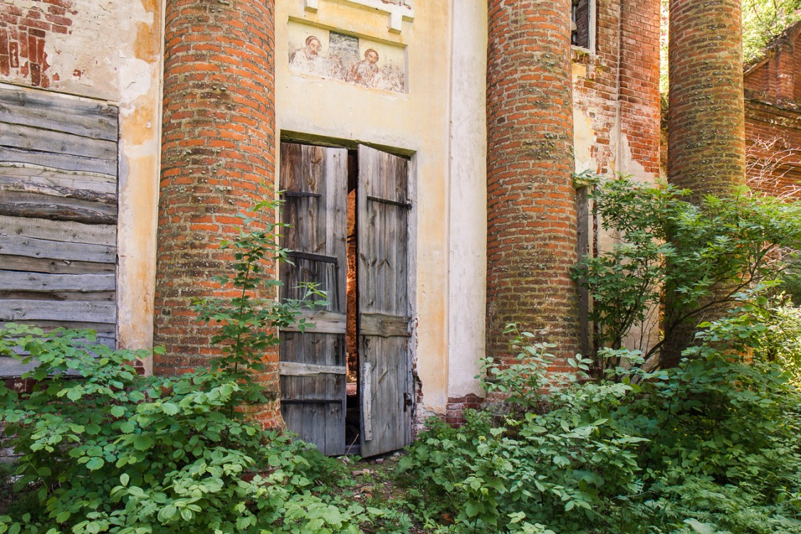 Церковь Николая Чудотворца, Казарка (Никольский район, Пензенская область). архитектурные детали, Летом церковь скрыта за деревьями