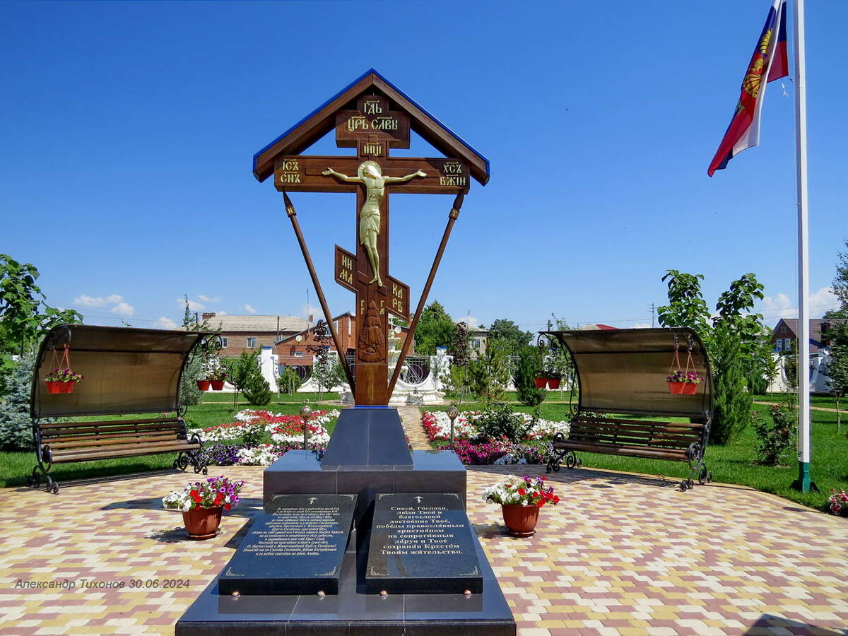 Церковь Казанской иконы Божией Матери, Семикаракорск (Семикаракорский район, Ростовская область). общий вид в ландшафте, поклонный крест